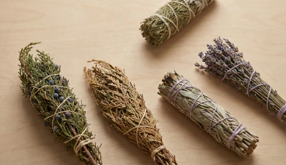 Naturalne kadzidła ziołowe – jałowiec, cedr, lawenda i Yerba Santa do oczyszczania energii