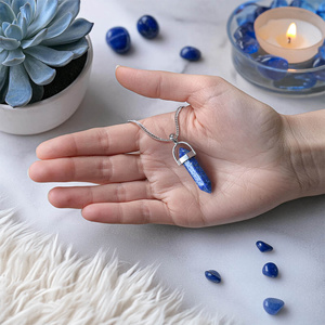 Lapislazuli – Anhänger mit Kette in einem Säckchen