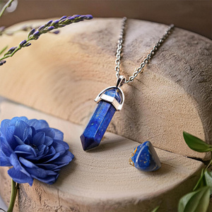 Lapislazuli – Anhänger mit Kette in einem Säckchen